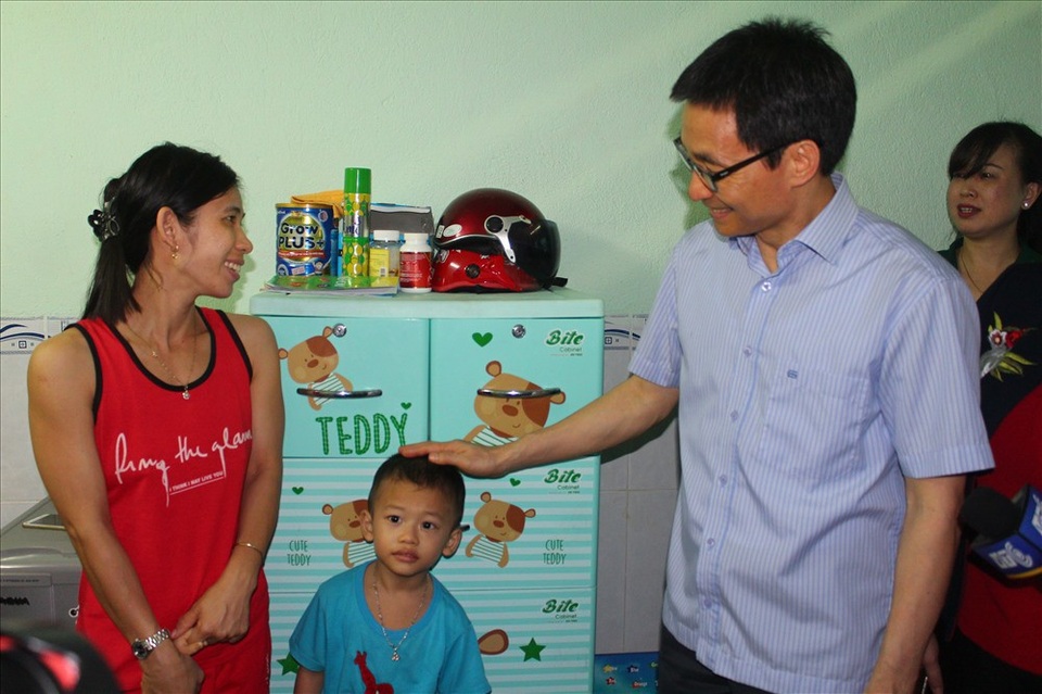 PTT Vũ Đức Đam vào tận các ngõ ngách kiểm tra các nhóm trẻ ở Đồng Nai - 4
Phó Thủ tướng Vũ Đức Đam kiểm tra một khu nhà trọ công nhân tại P.Long Bình, TP.Biên Hòa, Đồng Nai.