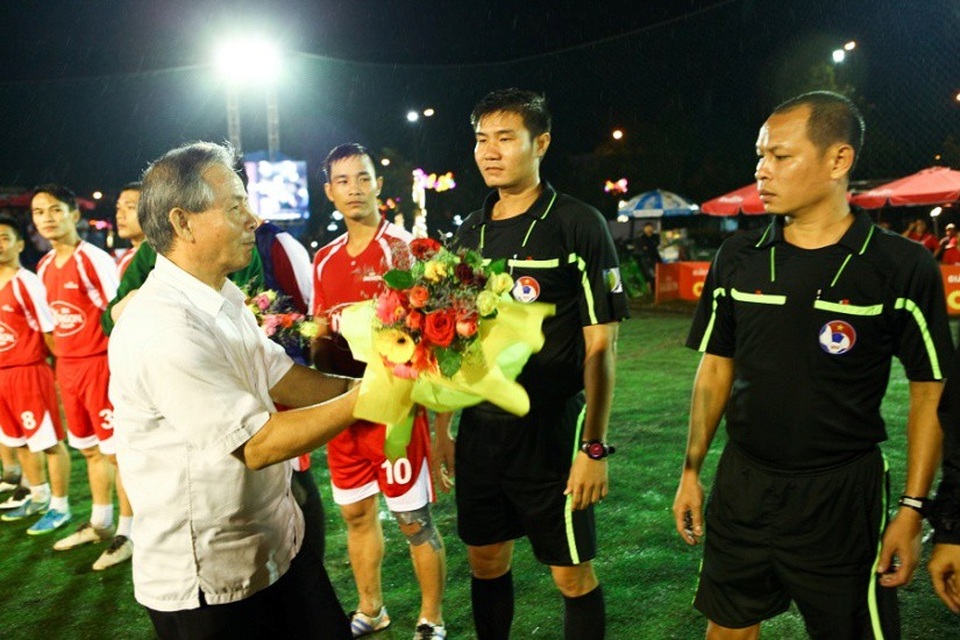 Đội Quahaco FC đoạt Cúp Vô Địch Bình Định. - 3 Ông Đinh Khắc Diện, Phó CT Liên đoán bóng đá Bình Đình tặng hoa cho trọng tài trước khi điều khiển chung kết.