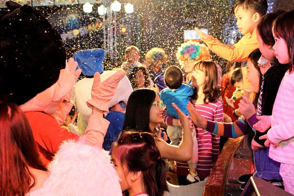 Vào một số thời điểm trong ngày, trung tâm thành phố sẽ bất ngờ đón nhận những cơn mưa tuyết, mang đến nhiều cảm xúc cho du khách.