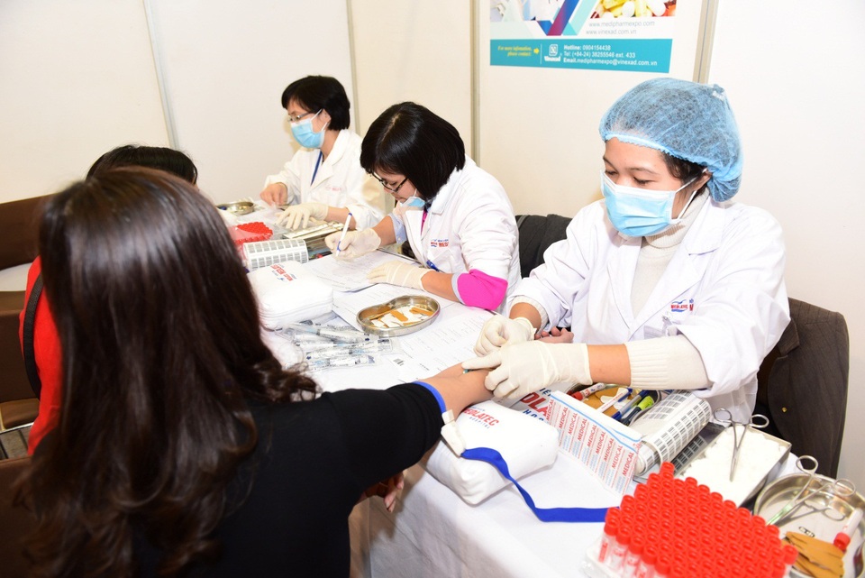 Nâng cao hiệu quả phòng và điều trị bệnh đái tháo đường type 2 trong cộng đồng - 3 Người dân tham gia miễn phí xét nghiệm.