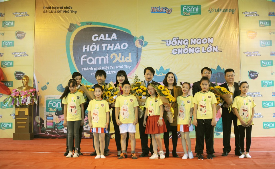 Tưng bừng Gala chung kết hội thao FAMI KID 2017 - 3
Các đội chụp ảnh giao lưu với các đại biểu.