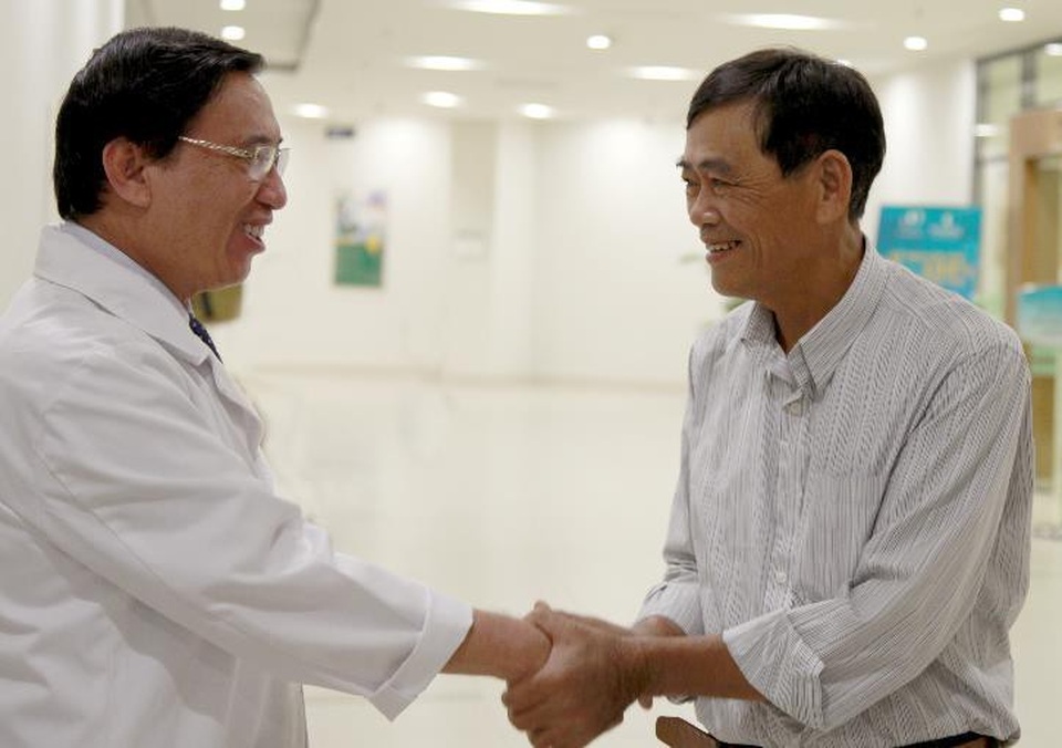 Lần đầu tiên thay van tim qua động mạch cảnh chung trái thành công tại Việt Nam - 3
Khỏe mạnh sau khi được can thiệp TAVI thành công, ông Đào Xuân Lời (bìa phải) bày tỏ lời cảm ơn sâu sắc tới GS Võ Thành Nhân - Trưởng khoa Can thiệp Tim mạch, Bệnh viện Vinmec Central Park