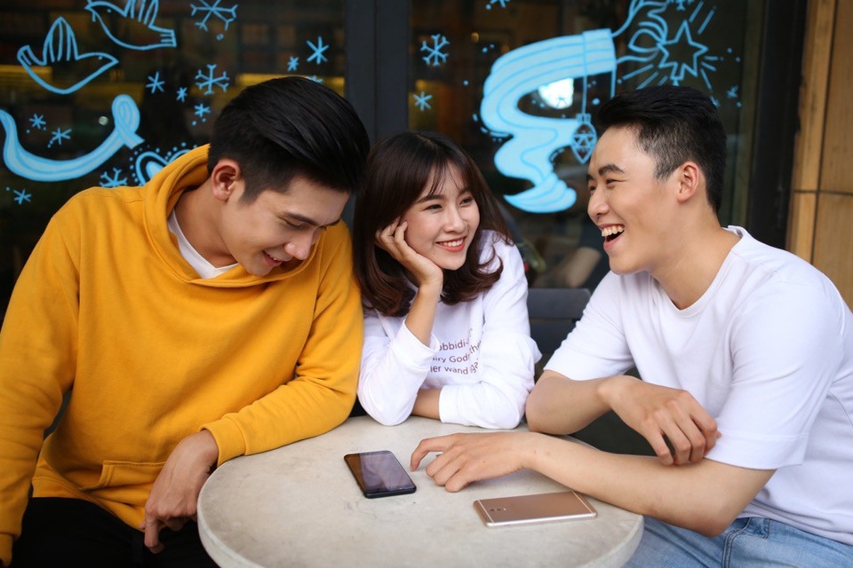 Galaxy J: "Thắng lớn" nhờ tính năng và thiết kế cao cấp - 3 Galaxy J khẳng định được vị thế trong lòng người dùng trẻ với chất lượng sản phẩm và giá cả cạnh tranh.