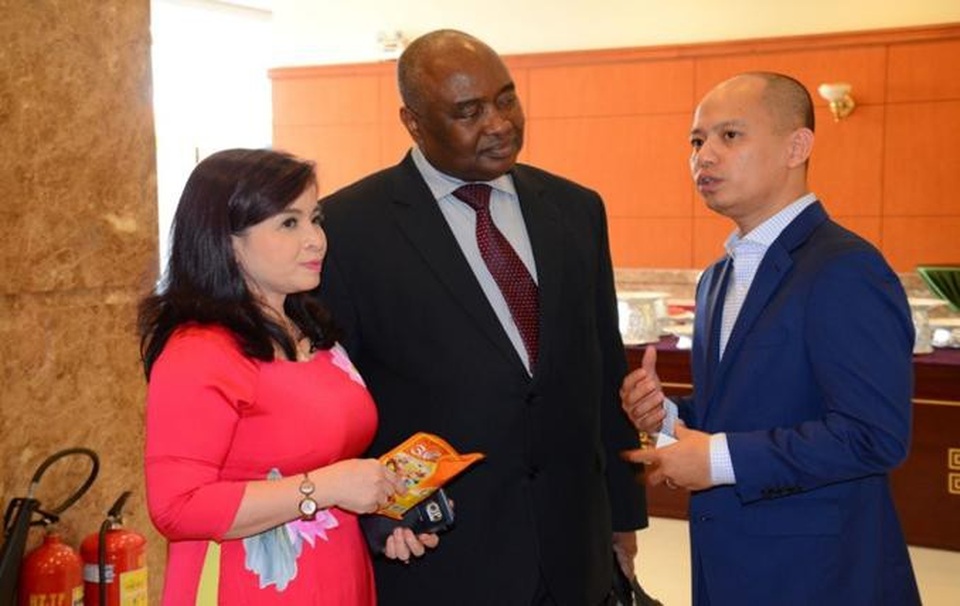 Cùng nỗ lực ngăn chặn tình trạng thiếu i-ốt tại Việt Nam - 1
Ông Vũ Tiến Dũng (phải), Giám đốc của công ty UNIBEN và bà Đỗ Thị Ngọc Diệp (trái), giám đốc Trung tâm dinh dưỡng thành phố Hồ Chí Minh đang giới thiệu dự án “Hạt nêm i-ốt 3 Miền” cho TS. Friday Nwaigwe, Trưởng Chương trình vì sự sống còn và phát triển trẻ em của UNICEF Việt Nam.