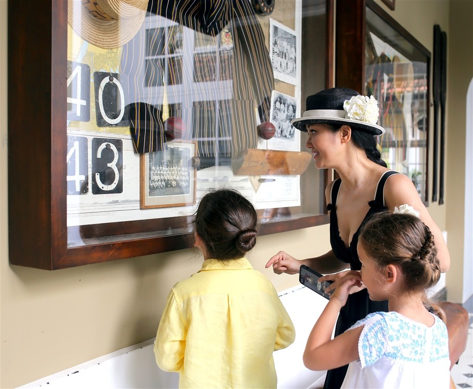 Có một điểm đến ở Phú Quốc khiến các gia đình sao Việt thi nhau “check-in” - 3
Ba mẹ con Diva say sưa khám phá không gian kiến trúc Pháp với dáng dấp của “ngôi trường đại học” mang tên Lamarck University.