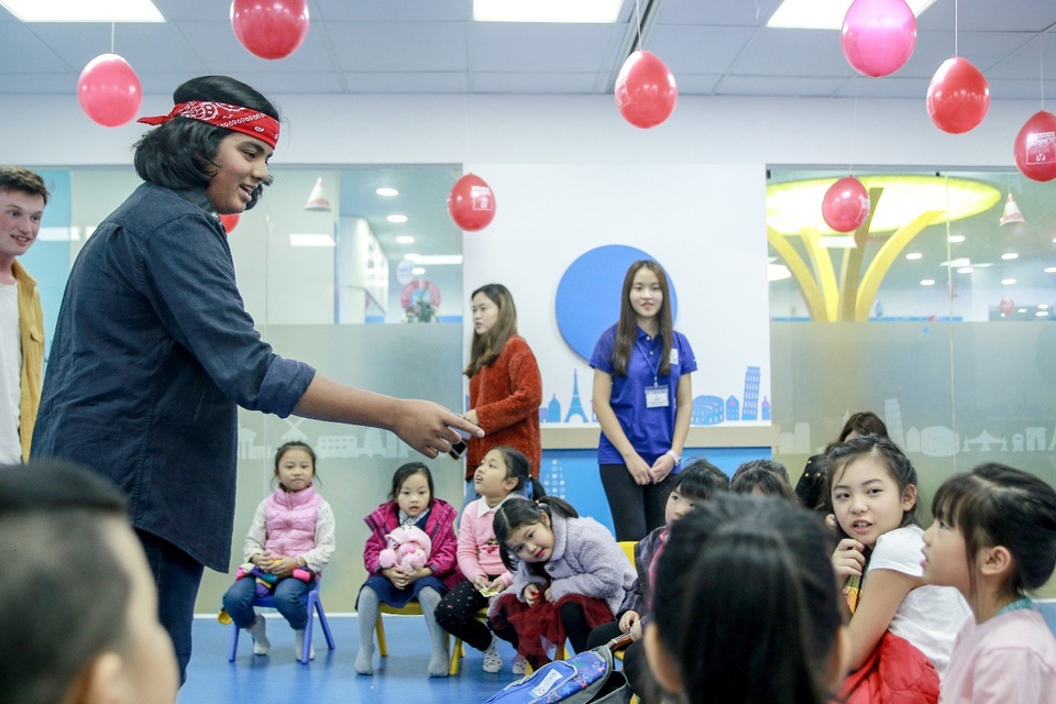 
Tuy nhiều học viên còn ít tuổi, nhưng các em đã rất tự nhiên giao tiếp bằng tiếng Anh với “anh Jayden”.
