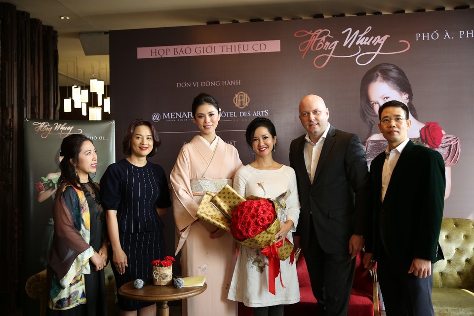 
Hoa hậu Hoàn vũ 2017 – Riyo Mori (thứ 3 trái sang) theo lời mời của Thương hiệu mỹ phẩm Menard tham dự buổi ra mắt album. Sự hợp tác giữa Menard và Hồng Nhung hứa hẹn sẽ mang đến những chương trình nghệ thuật chất lượng, lan tỏa phong cách sống đẹp cho người phụ nữ

 
