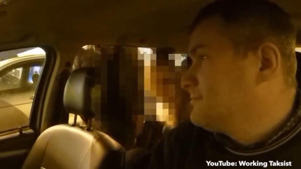 Clip vạn người xem: Cặp đôi "cuồng nhiệt" ở ghế sau taxi, bị mời ra khỏi xe còn không xuống - 3
Cặp tình nhân đã trả 5 bảng Anh cho chuyến đi ồn ào của mình