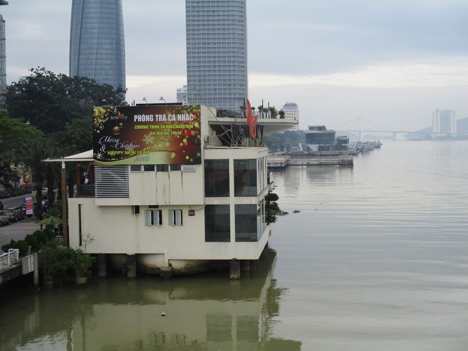 Vũ 'nhôm' bỏ trốn - đằng sau một doanh nhân thành đạt - 4
Ngoài bến du thuyền (ở phía xa), ông Vũ nhôm còn sở hữu nhà hàng cà phê Memory bên sông Hàn.