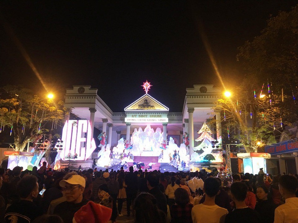 Rộn ràng đêm Noel khắp cả nước - 93 Hàng vạn người dân hướng về nhà thờ Chính tòa Thanh Hóa chào đón Giáng sinh năm 2017 (Ảnh: Duy Tuyên)