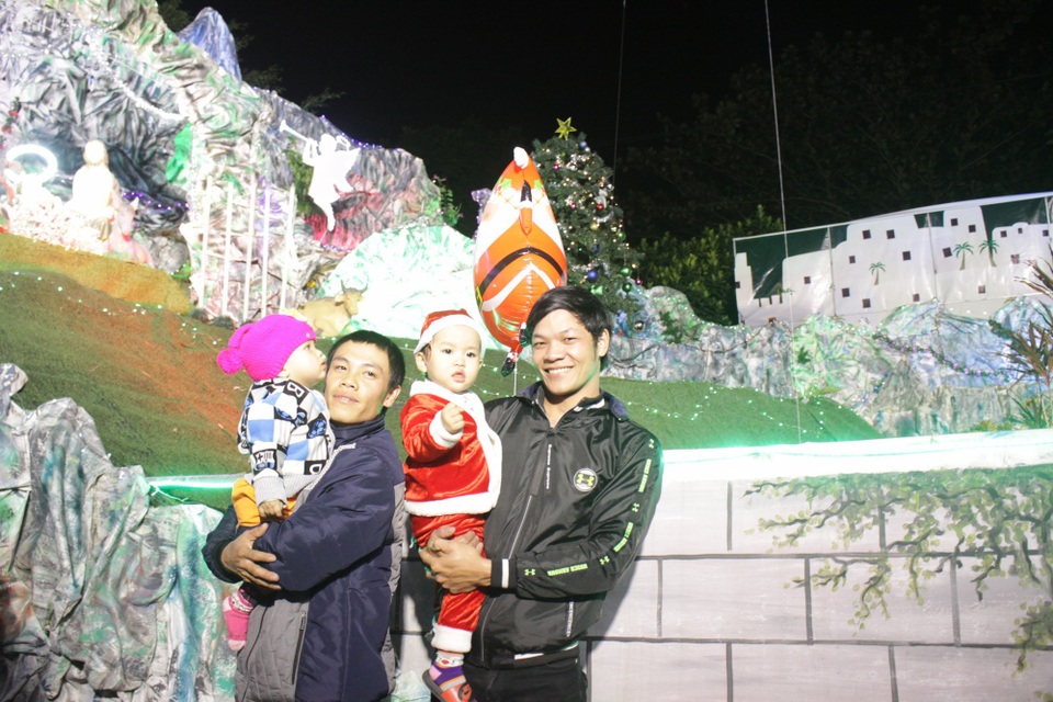 Rộn ràng đêm Noel khắp cả nước - 97 Thời tiết se lạnh phù hợp để các em nhỏ xúng xính trong trang phục ông già Noel