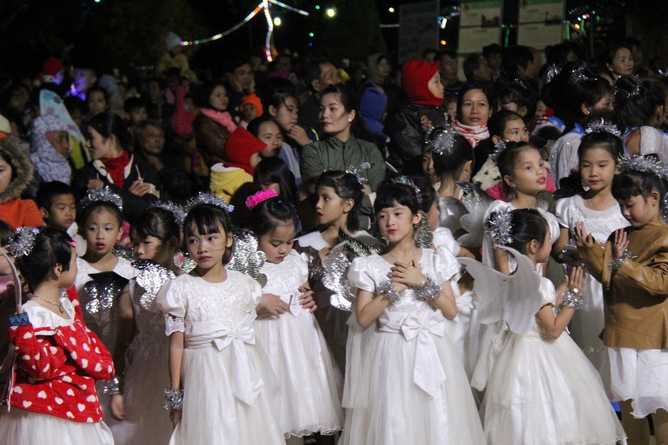 Rộn ràng đêm Noel khắp cả nước - 82 Dàn thiên thần nhí chuẩn bị cho lễ Giáng sinh tại nhà thờ Gia Nghĩa