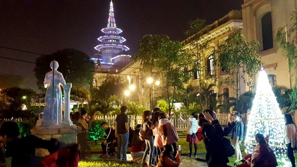 Rộn ràng đêm Noel khắp cả nước - 68
Những khung cảnh Noel cổ kính tại nhà thờ