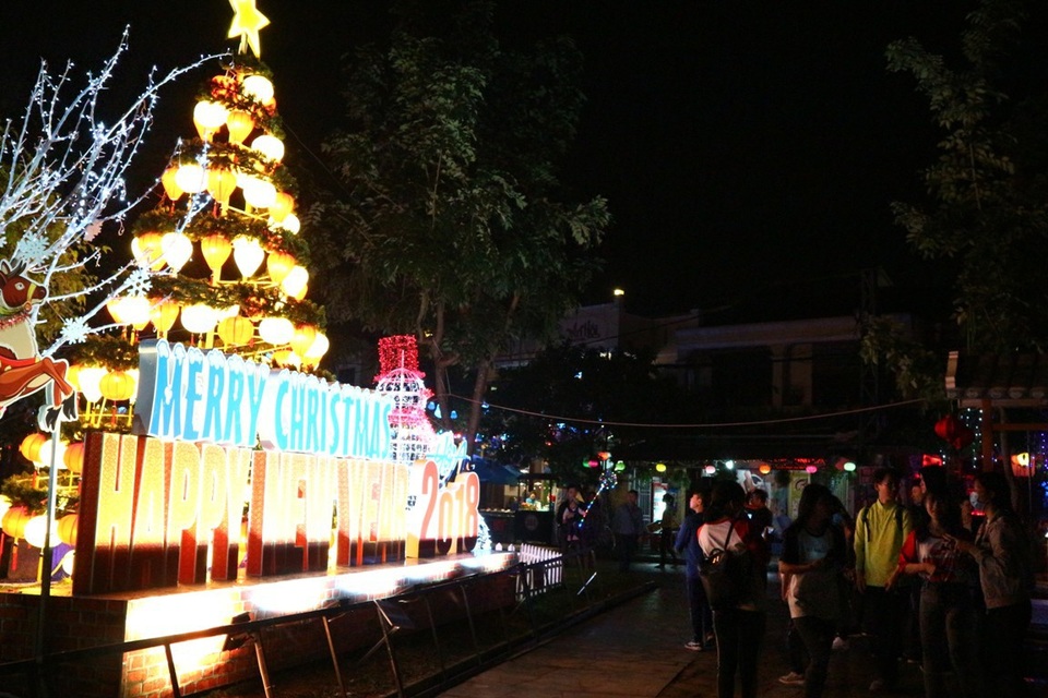 Rộn ràng đêm Noel khắp cả nước - 47 Nhiều bạn trẻ đến chụp ảnh lưu niệm tại cây thông noel tại Vườn tượng An Hội
