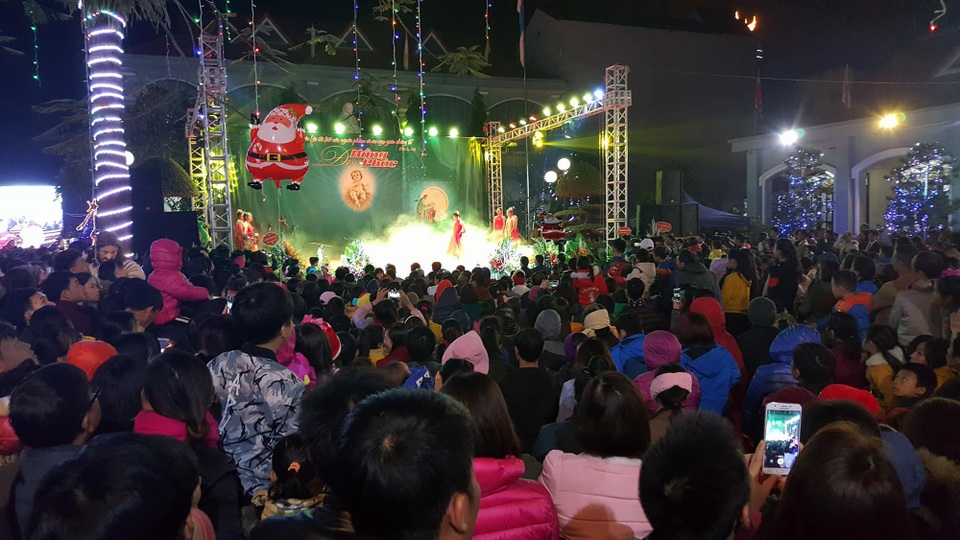 Rộn ràng đêm Noel khắp cả nước - 34 Rộn ràng đêm Noel khắp cả nước - 34