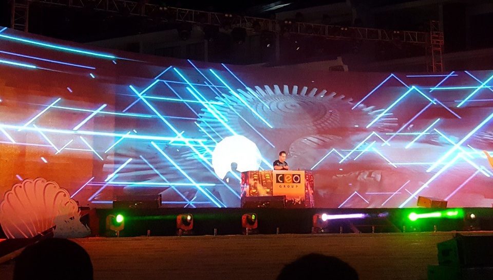 Giới trẻ thích thú với đêm nhạc EDM Giáng Sinh cực “bốc” tại Phú Quốc - 5 DJ Hoàng Anh đã có phần mở màn ấn tượng cho đêm EDM mừng Giáng sinh
