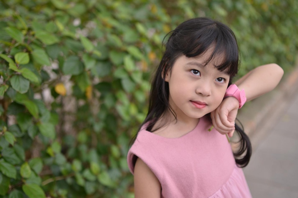 Giải pháp giúp con tự lập kiểu Nhật - 3 Điều bố mẹ Việt lo lắng nhất khi để con tự lập – đó là bắt cóc. Tuy nhiên 1 số đồng hồ thông minh hiện nay có tính năng cảnh báo rất tốt. Nếu con rời khỏi vùng an toàn trong 1 thời gian cố định (ví dụ rời khỏi trường học trong thời gian từ 7h-11h sáng), đồng hồ sẽ thông báo tới bố mẹ. Hay nếu con gặp nguy hiểm, con bấm nút cảnh báo SOS, ngay lập tức đồng hồ sẽ thu âm 15s tất cả âm thanh xung quanh để gửi tới bố mẹ.