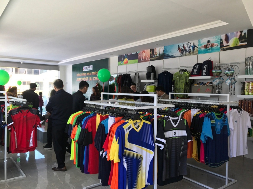 Tưng bừng khai trương Jubi Sport thứ năm tại Lai Châu - 3 Các sản phẩm áo thể thao tại Jubi Sport có giá từ 135.000 trở lên với mẫu mã rất đa dạng.