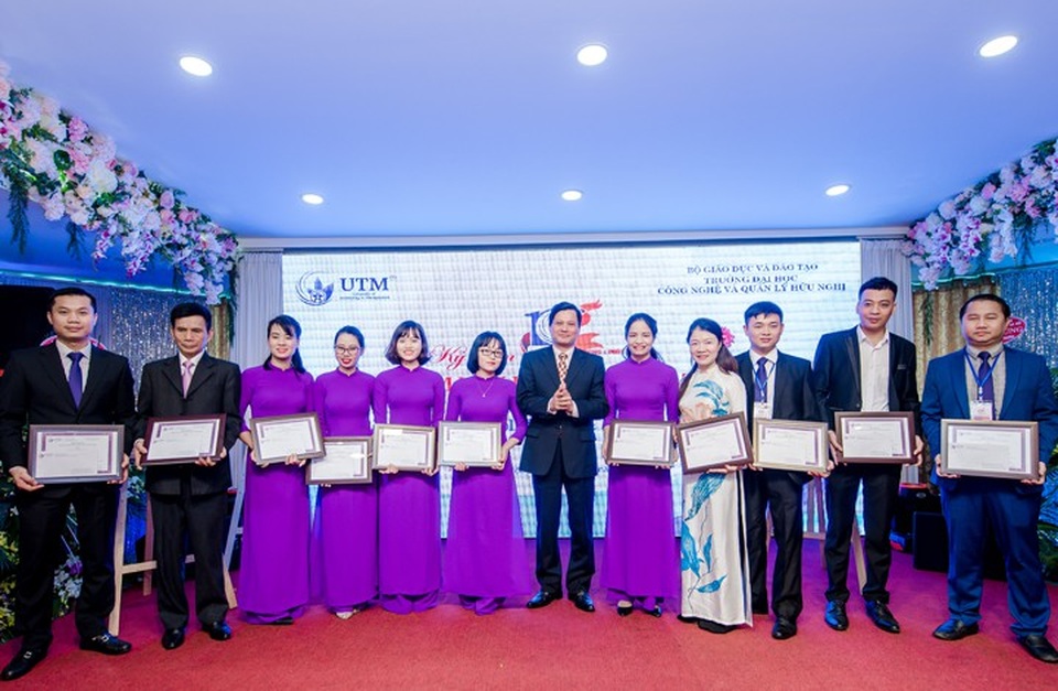 Đại học Công nghệ và Quản lý Hữu Nghị nhận bằng khen của Bộ GD&ĐT trong Lễ kỷ niệm 10 năm thành lập - 3
Phó Hiệu trưởng GS. Dương Quang Khánh trao giấy khen cho tập thể và cá nhân có thành tích trong đào tạo, giảng dạy của nhà trường.