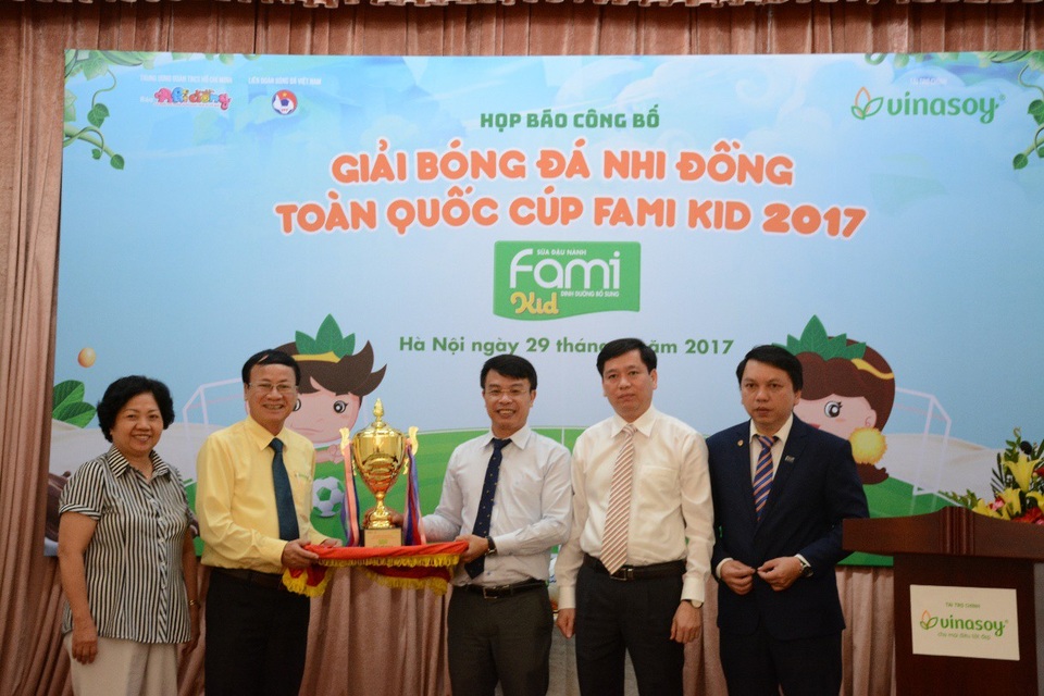 Triệu suất sữa cho mục tiêu giúp trẻ em Việt Nam phát triển toàn diện - 3 Trong khuôn khổ chương trình năm 2017, Vinasoy hợp tác cùng với Báo Nhi Đồng tổ chức Giải bóng đá Nhi Đồng toàn quốc cúp Fami kid diễn ra từ tháng 6 đến tháng 8/2017