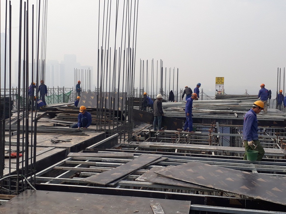 Cận cảnh tiến độ dự án giá “hot” nhất Nam Từ Liêm - 3 Rất đông công nhân đang thi công ghép cốp pha sàn tầng 11