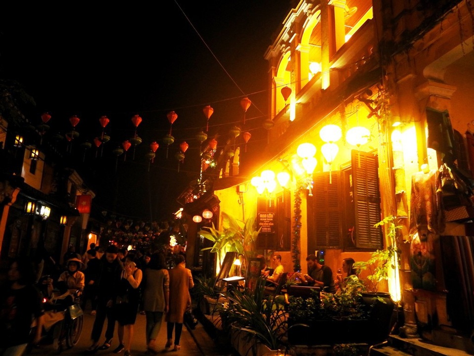 Đường phố rất đông người dân đón năm mới