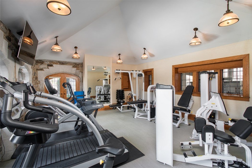 Trải nghiệm cuộc sống quý tộc trong lâu đài 717 tỷ - 11 Một phòng tập gym được trang bị đầy đủ các loại máy tập