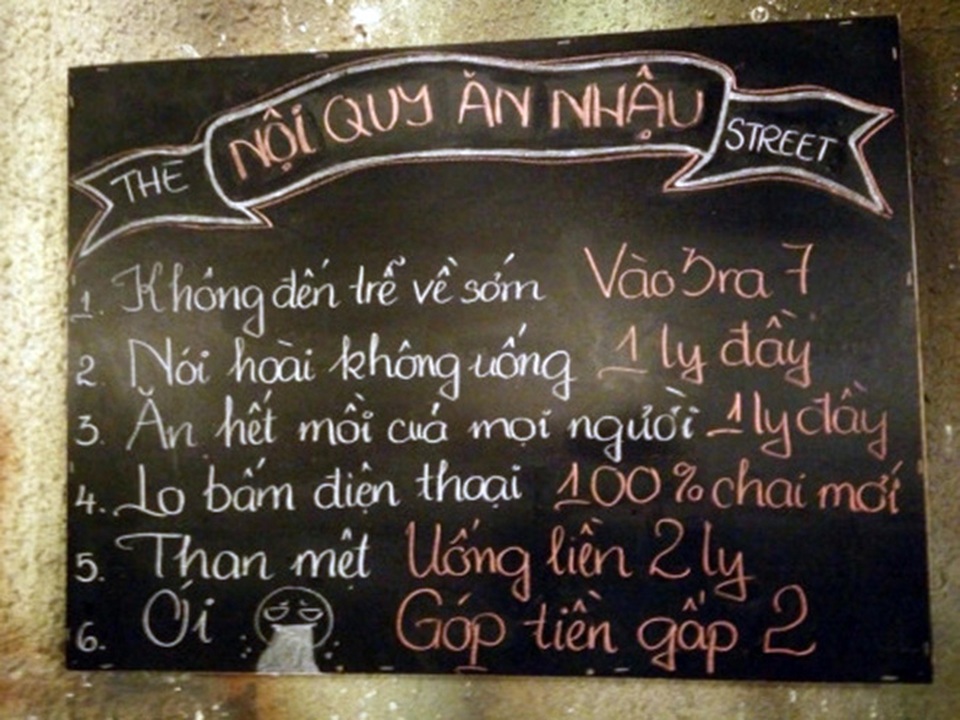 Những menu đồ ăn khiến thực khách cười… "đứt ruột" - 11 Một quán ăn với bản “Nội quy trên bàn nhậu” được ghi ngắn gọn, rõ ràng kèm theo mức phạt cụ thể cho từng trường hợp vi phạm khiến các bợm nhậu phải cười lăn cười bò nhưng cũng vô cùng nghiêm túc khi thực hiện.