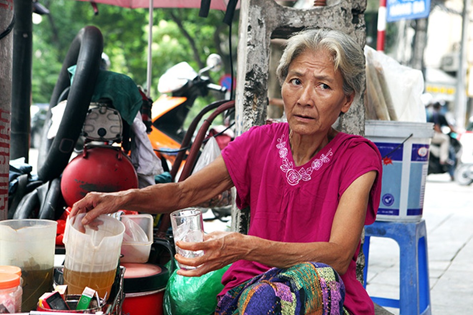 Đầu bạc, lưng còng len lỏi mưu sinh khắp Thủ đô - 11 Đầu bạc, lưng còng len lỏi mưu sinh khắp Thủ đô - 11