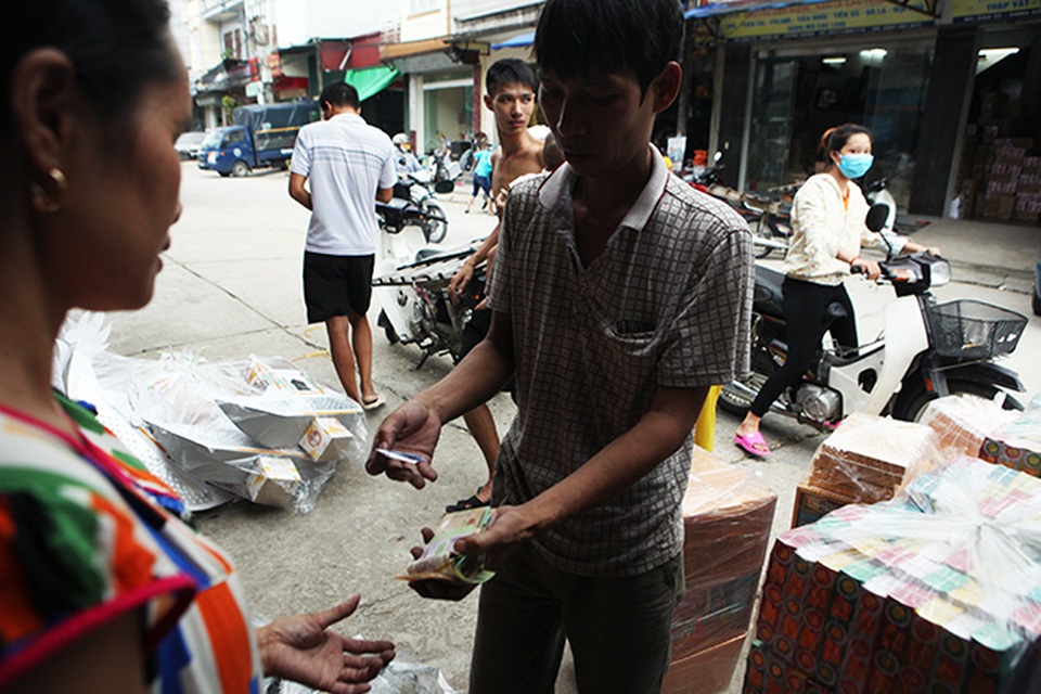"Xế hộp, iPhone" ế ẩm, thời trang địa phủ thăng hoa tháng "cô hồn" - 11
Nhờ buôn bán đồ cho người chết mà nhiều người dân ở xã Song Hồ trở nên giàu có. Phố Hồ dài khoảng 1km nhưng san sát nhà cao tầng