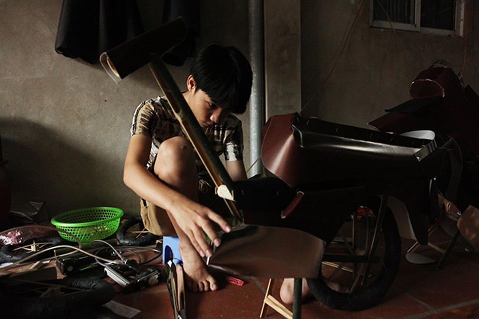 "Xế hộp, iPhone" ế ẩm, thời trang địa phủ thăng hoa tháng "cô hồn" - 13
Trong những ngày này, nhiều gia đình huy động tổng lực người để kịp sản xuất hàng cho khách đặt