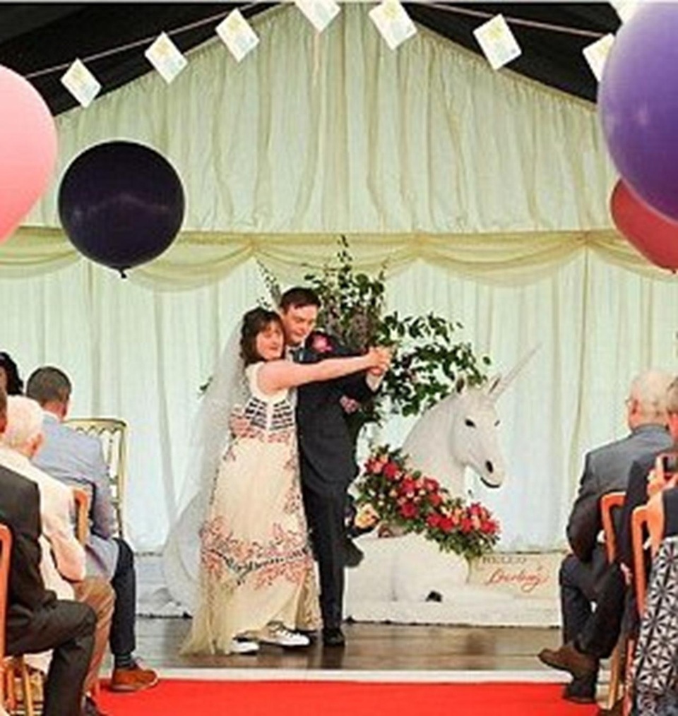 Đám cưới hạnh phúc của cặp vợ chồng cùng mắc hội chứng Down - 4 Cô dâu chú rể vui vẻ nhảy múa trong ngày cưới