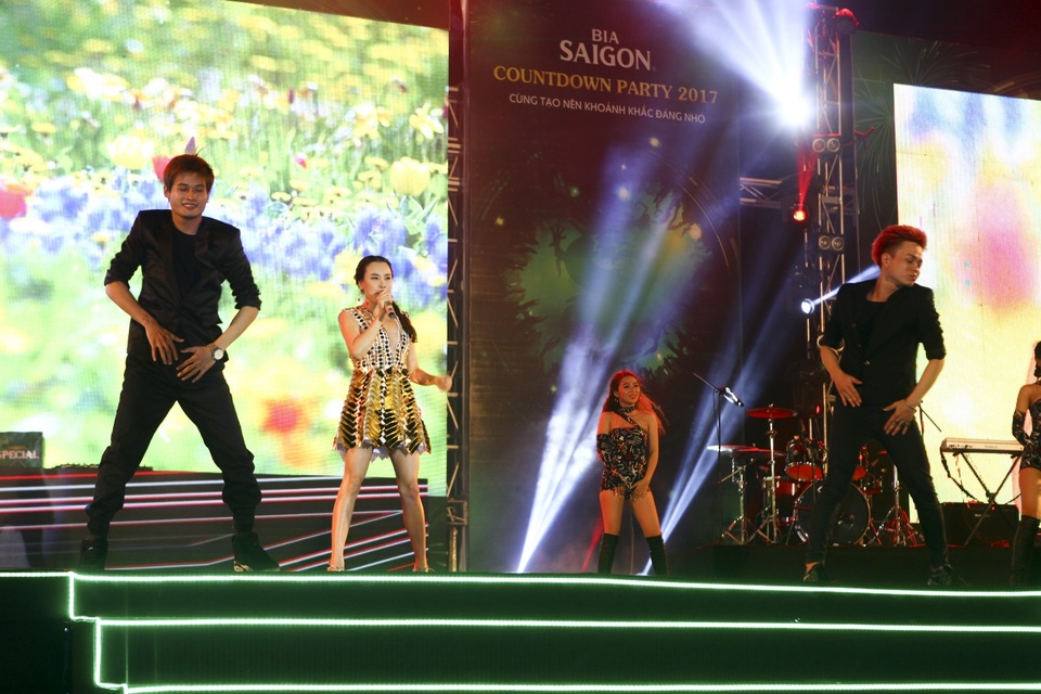 Nữ diva hàng đầu của làng nhạc Việt nam ca sĩ Hồ Quỳnh Hương làm nổ tung thời khắc Lễ hội đếm ngược chào năm mới - “Bia Saigon Countdown Party 2017” đã diễn ra hết sức sôi động