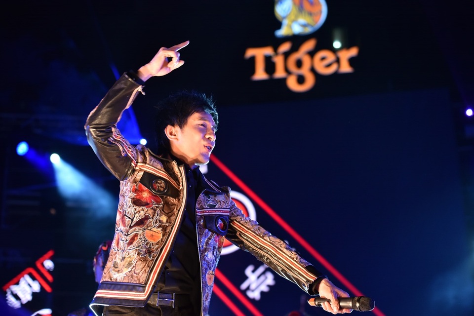 Dàn sao “khủng” hội ngộ đón giao thừa tại Siêu đại nhạc hội Tiger Remix - 4 Đan Trường “tái xuất” khán giả với loạt hits như Kiếp ve sầu, Tình đơn phương, Ảo mộng tình yêu.