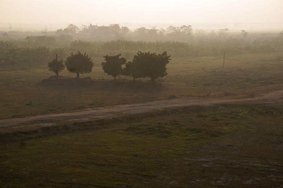 Cảnh sương mây bảng lảng trên bãi sông trong buổi bình minh.