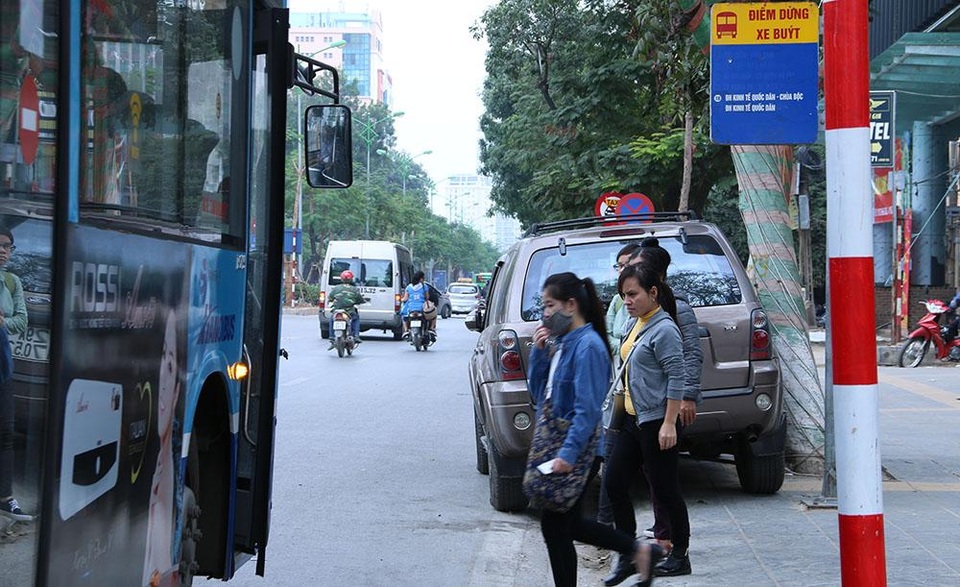 Hà Nội: Nhan nhản ô tô dừng đỗ trái phép dọc tuyến buýt nhanh BRT - 4
Chiếc ô tô màu xám ngang nhiên dừng đỗ ngay điểm đón - trả khách c xe buýt thường. Biển cấm dừng đỗ ngay phía trước chiếc ô tô này.