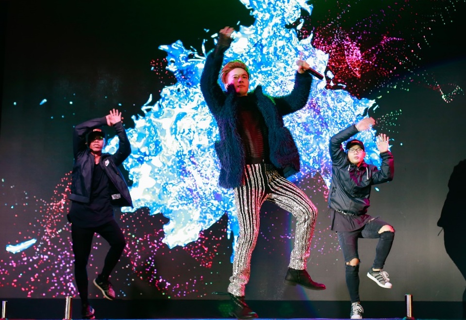 S.T khi diện áo lông lên sâu khấu. Sức nặng của trang phục không cản trở những bước nhảy điêu luyện của em út 365. Anh trình diễn ca khúc Tình yêu tuyệt vời cùng bài hát tự sáng tác Look at me.