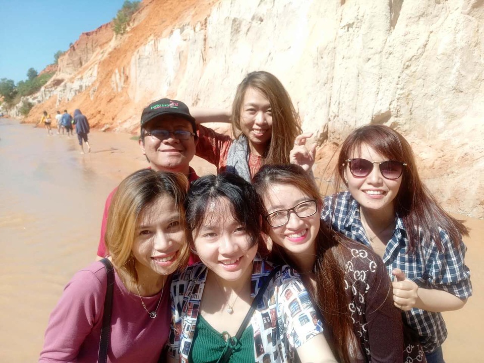Đánh giá chi tiết tính năng chụp hình của Vivo V5 với camera trước và sau - 4 Selfie ngoài trời dưới ánh nắng gắt Vivo V5 tự động điều tiết ánh sáng với cảm biến Sony IMX376 tạo dải màu phong phú, hình ảnh sắc nét.