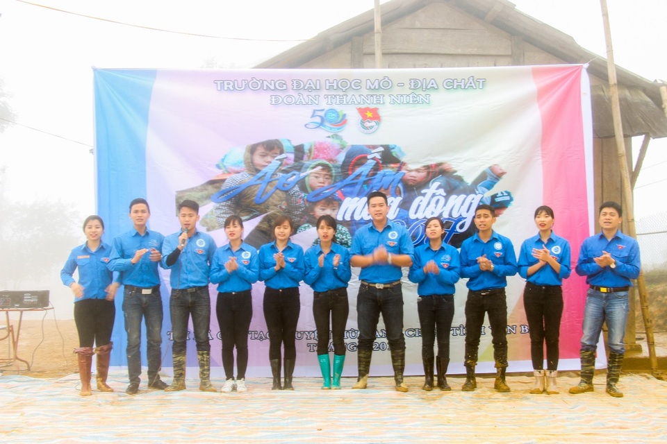 Hành trình đầy ý nghĩa của Đoàn Thanh niênTrường ĐH Mỏ - Địa chất tại xã Chế tạo - Mù Cang Chải - 4
Tiết mục biểu diễn văn nghệ của các bạn sinh viên tình nguyện Trường Đại học Mỏ - Địa chất