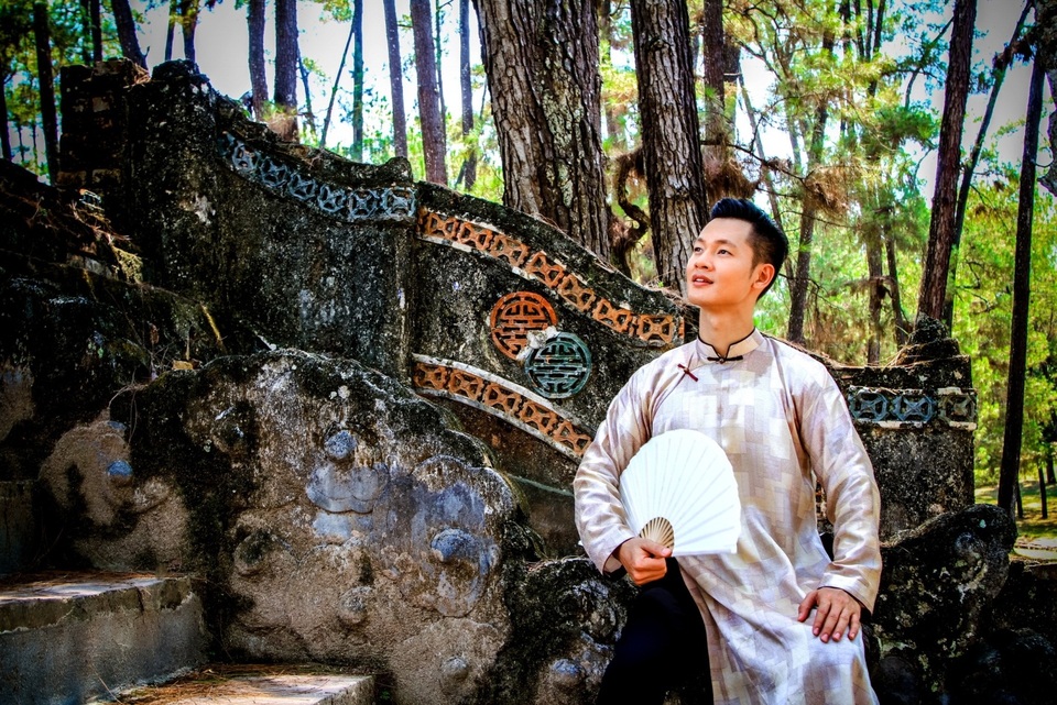 Hari Won & Sơn Ngọc Minh cháy cùng Hội Xuân văn nghệ sĩ 2017 - 4 Ca sĩ Đức Tuấn