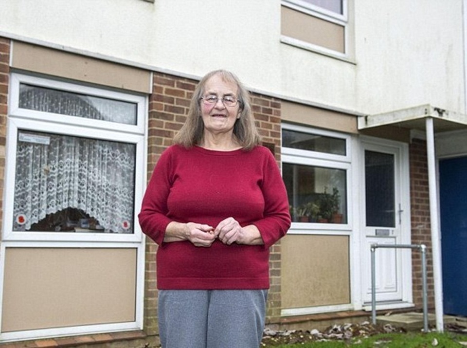 Tìm thấy nhẫn cưới sau 32 năm đánh rơi - 4 Chiếc nhẫn bị rơi ngay gần cửa sổ nhà bếp