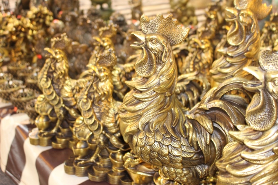 Chiêm ngưỡng gà gỗ quý hiếm giá bạc triệu ở chợ đồ cổ - 4 Chiêm ngưỡng gà gỗ quý hiếm giá bạc triệu ở chợ đồ cổ - 4