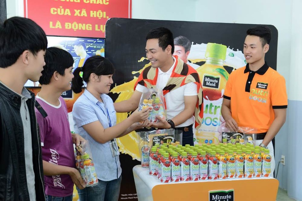 Thương hiệu sữa trái cây tái khẳng định cam kết chất lượng và cộng đồng - 4 Hòa đồng và gần gũi, Phan Anh tận tay trao sữa trái cây Nutriboost đến người dân địa phương với lời chúc cho một mùa xuân năm mới nhiều sức khỏe.