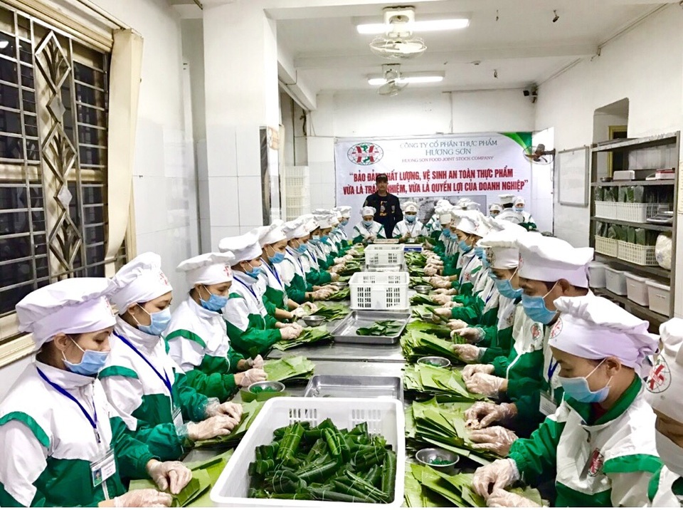 Giò chả Ước Lễ Hương Sơn đến hẹn… lại đông - 4 Nhân viên được tập huấn, môi trường làm việc sạch sẽ, đảm bảo