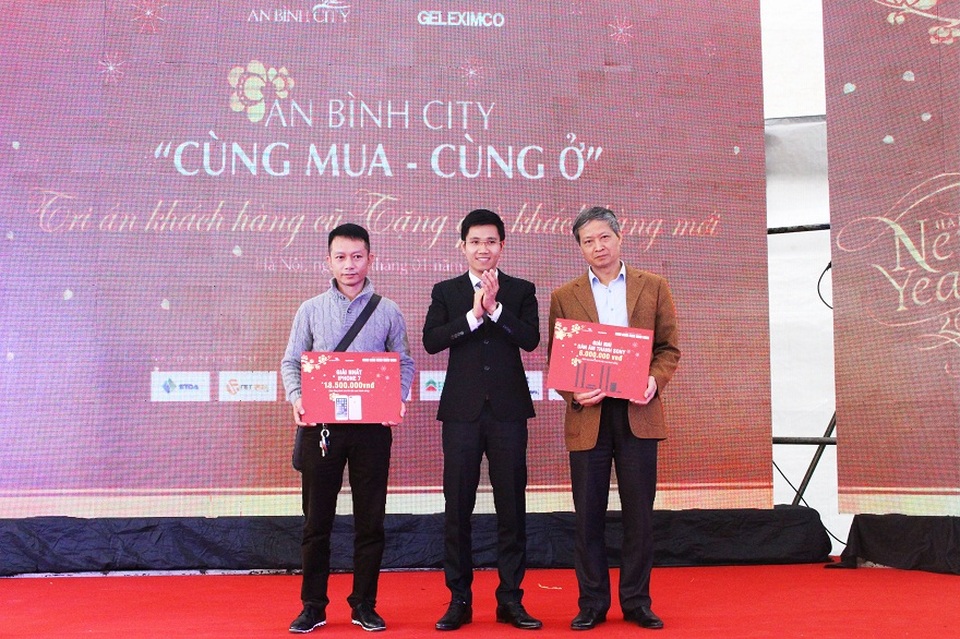 Hàng trăm khách hàng tham dự sự kiện “An Bình City – Cùng mua cùng ở” - 4
Tại sự kiện, nhiều khách hàng đặt mua thành công đã trở thành chủ nhân may mắn của các phần quà giá trị: 01 giải nhất là 01 Iphone 7 trị giá 18.500.000đ và 01 giải Nhì: bộ loa 5.1 Bluray Sony trị giá 6.000.000đ.