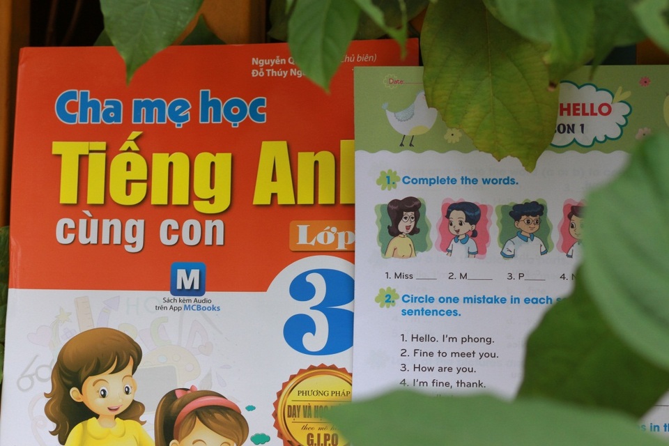 Bí kíp giúp cha mẹ không giỏi tiếng Anh nhưng vẫn có thể dạy con - 4
Mỗi cuốn sách được chia thành các đơn vị bài học, hoạt động giao tiếp hàng ngày như: Chào hỏi, tự giới thiệu, hỏi các thông tin cá nhâ, nói về sở thích, hỏi về sở thích