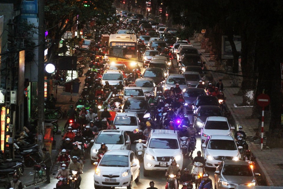 Cận Tết, giao thông khắp Hà Nội “căng như dây đàn” - 5
Đường Láng giờ cao điểm. Đoạn đường này là nỗi khổ cực cho người tham gia giao thông mỗi khi phải qua đây vào các giờ tan tầm. Những ngày giáp Tết, di chuyển qua đường Láng càng khổ cực
