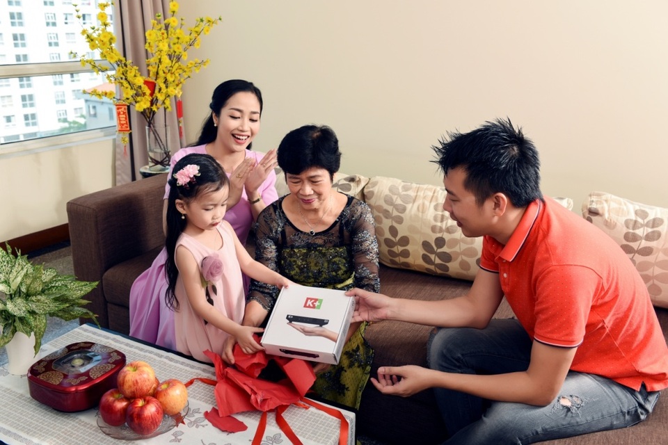 Gia đình Ốc Thanh Vân bỏ du lịch để ở nhà sum họp ngày Tết - 4 Gia đình Ốc Thanh Vân bỏ du lịch để ở nhà sum họp ngày Tết - 4