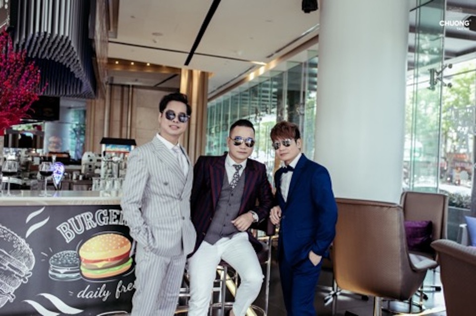 Ông hoàng nhạc bolero Ngọc Sơn diện Suit Chương Tailor du Xuân - 4 Với việc xuất hiện tại cùng nhiều nghệ sĩ khác, nam ca sĩ Ngọc Sơn (ngoài cùng bên trái) đang ấp ủ cho mình những dự án âm nhạc cũng như kinh doanh lớn trong năm 2017. Trong lần xuất hiện này, còn có sự xuất hiện của em trai kết nghĩa của Ngọc Sơn là Chương Tailor.