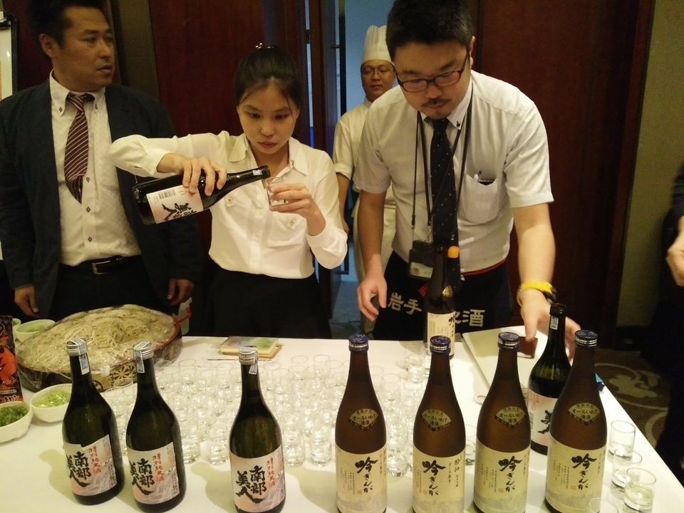 Thực phẩm sạch Nhật Bản tới tay người dùng Việt trong tuần lễ Iwate Fair - 4 Sau đó, buổi lễ cắt băng khánh thành chương trình tại trung tâm thương mại Aeon Tân Phú vào ngày 12/1 cũng thu hút sự quan tâm, chú ý của đông đảo người tiêu dùng, chính thức khởi động tuần lễ Iwate Fair.